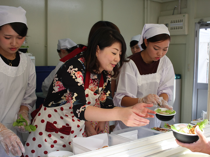 メ～テレアナウンサーの方による配膳